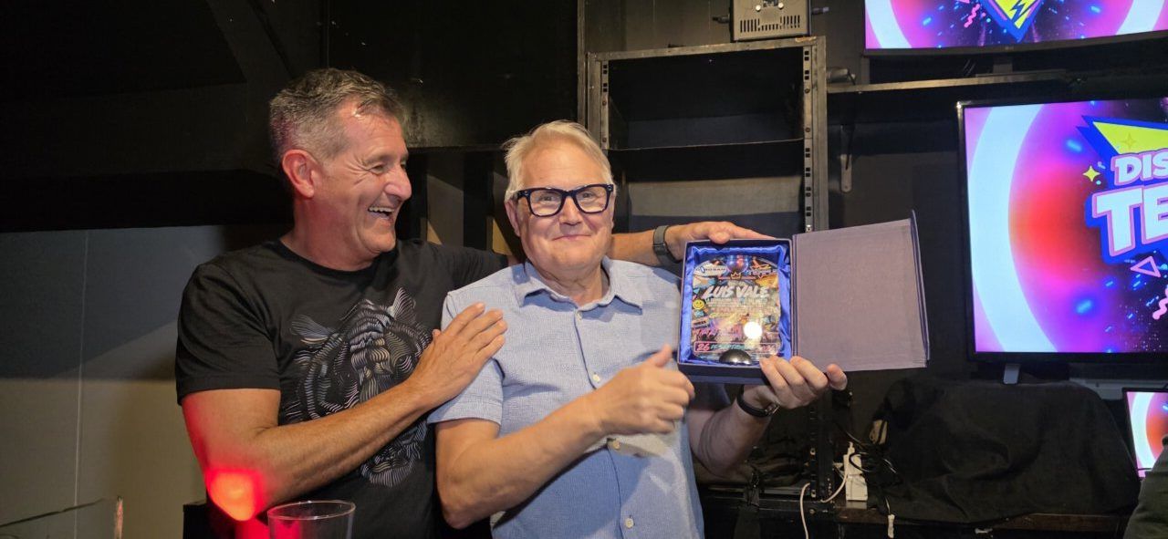 Dos hombres sonriendo en la fiesta de los 80 y 90 en Ponferrada