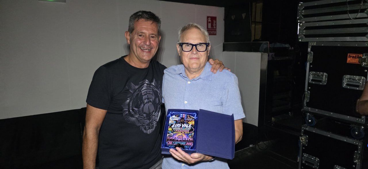 Dos hombres sonrientes en la Fiesta de los 80 y 90 en Ponferrada
