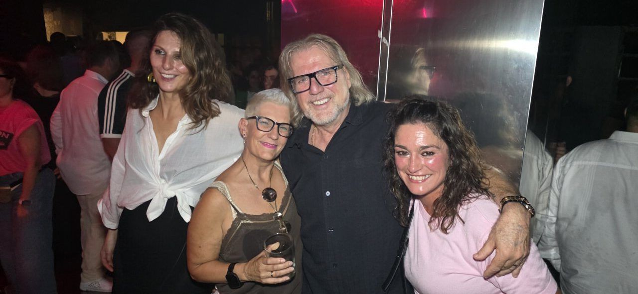 Personas disfrutando en la fiesta de los 80 y 90 en Ponferrada
