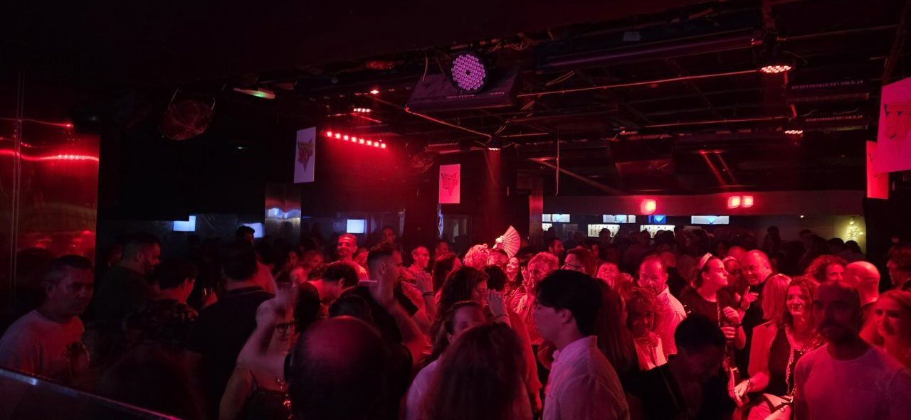Multitud disfrutando en la fiesta de los 80 y 90 en Ponferrada