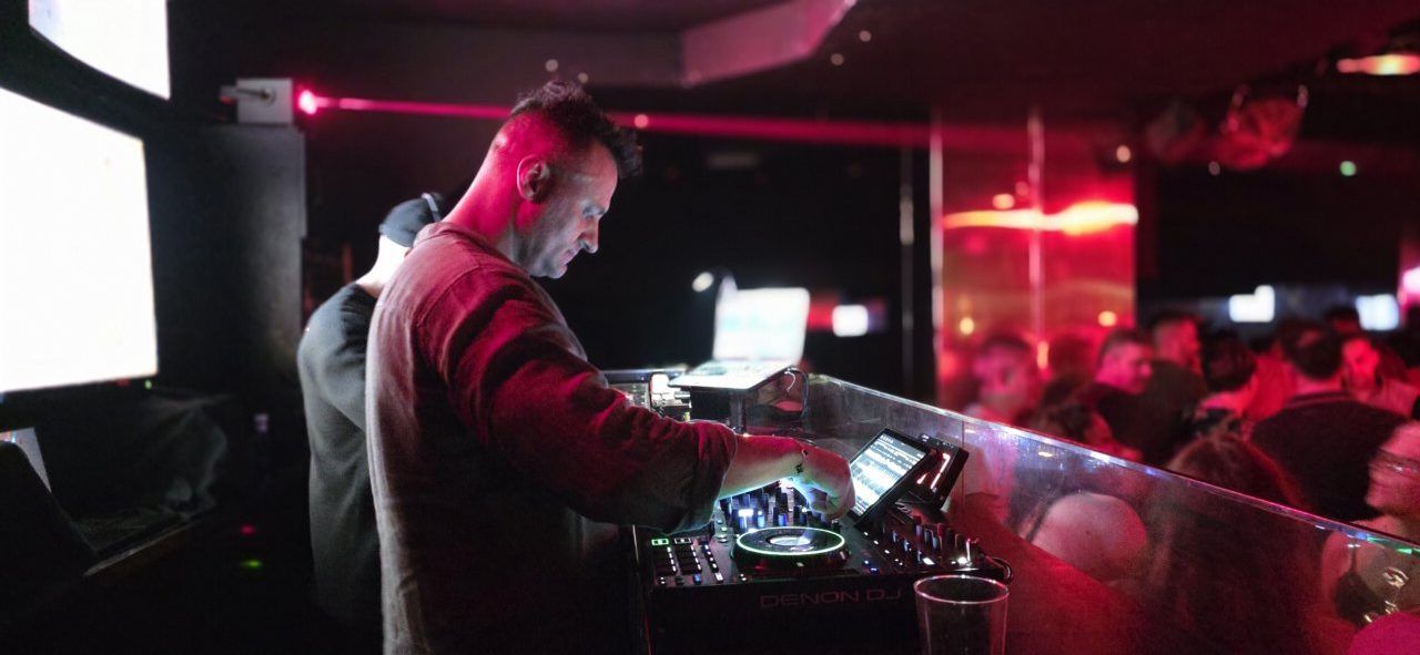 DJ actuando en la fiesta de los 80 y 90 en Ponferrada