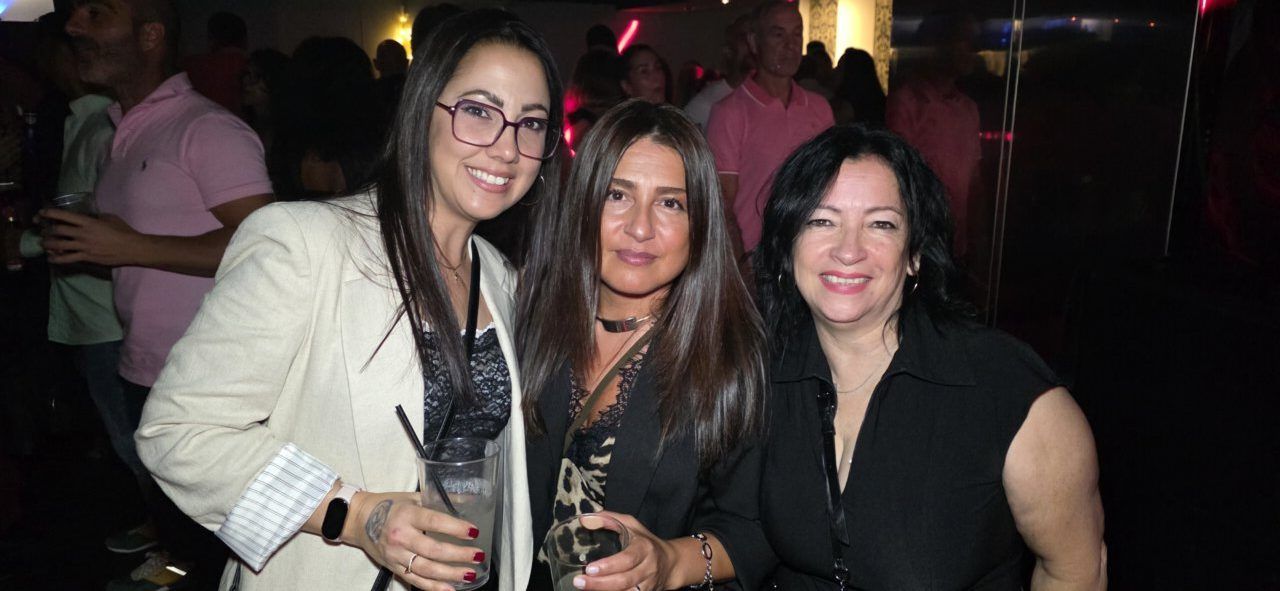 Tres mujeres posando en la fiesta de los 80 y 90 en Ponferrada