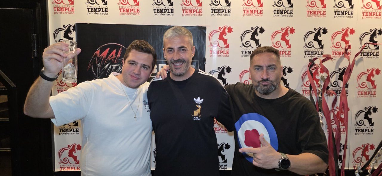 Tres hombres posando en la discoteca Temple de Ponferrada durante la fiesta de los 80 y 90