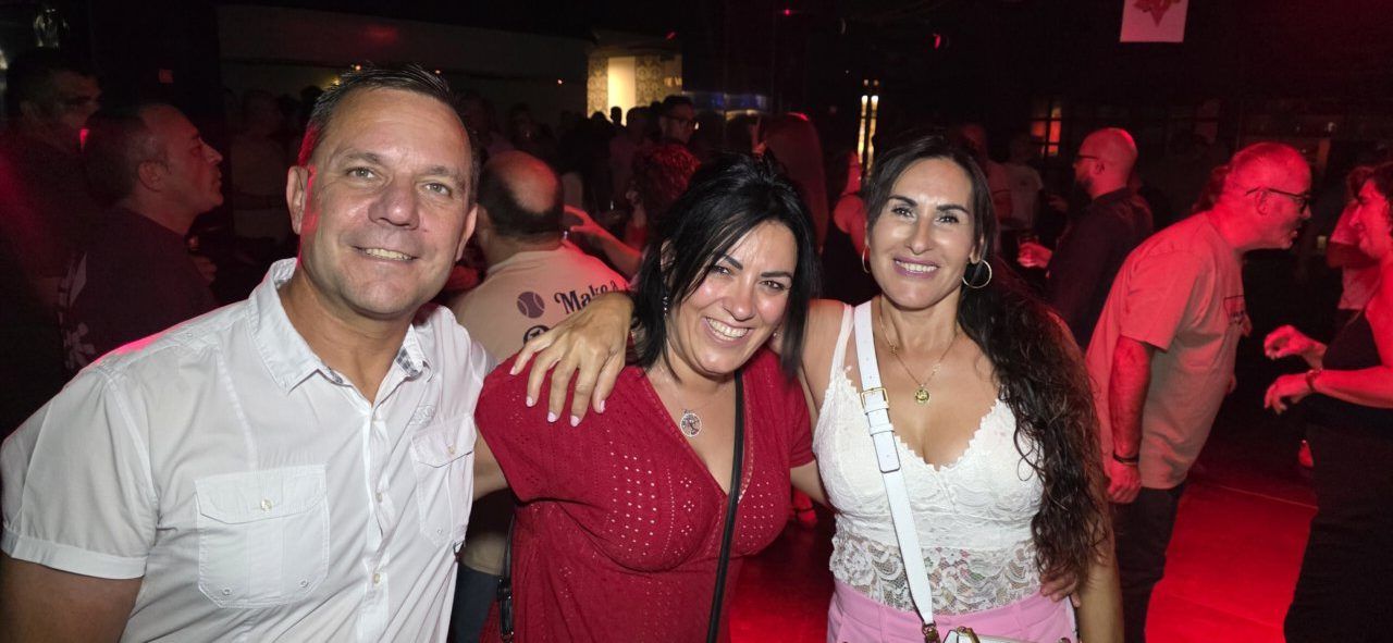 Grupo de personas disfrutando en la fiesta de los 80 y 90 en Ponferrada