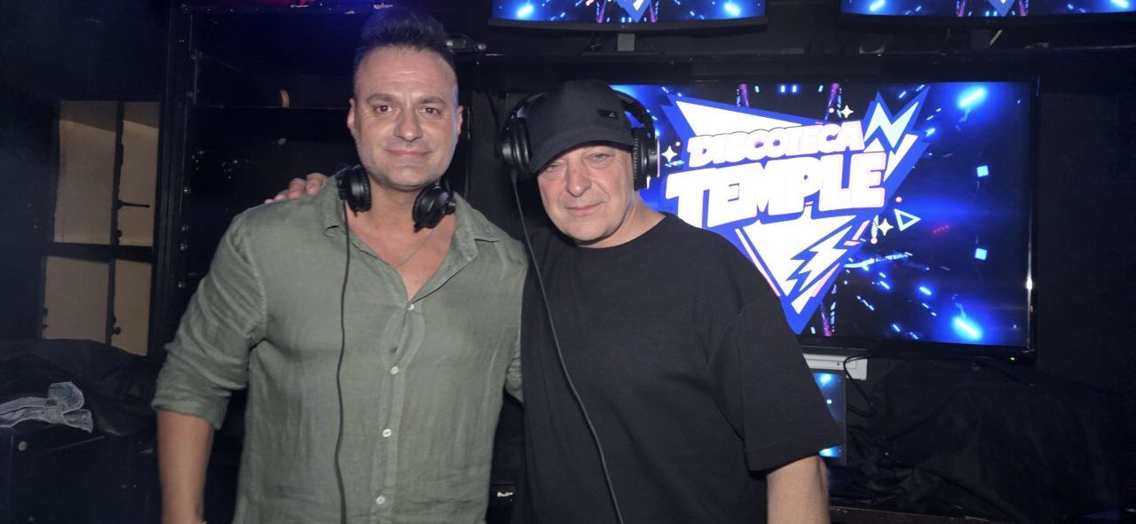 Dos DJs posando en la Discoteca Temple durante la fiesta de los 80 y 90.