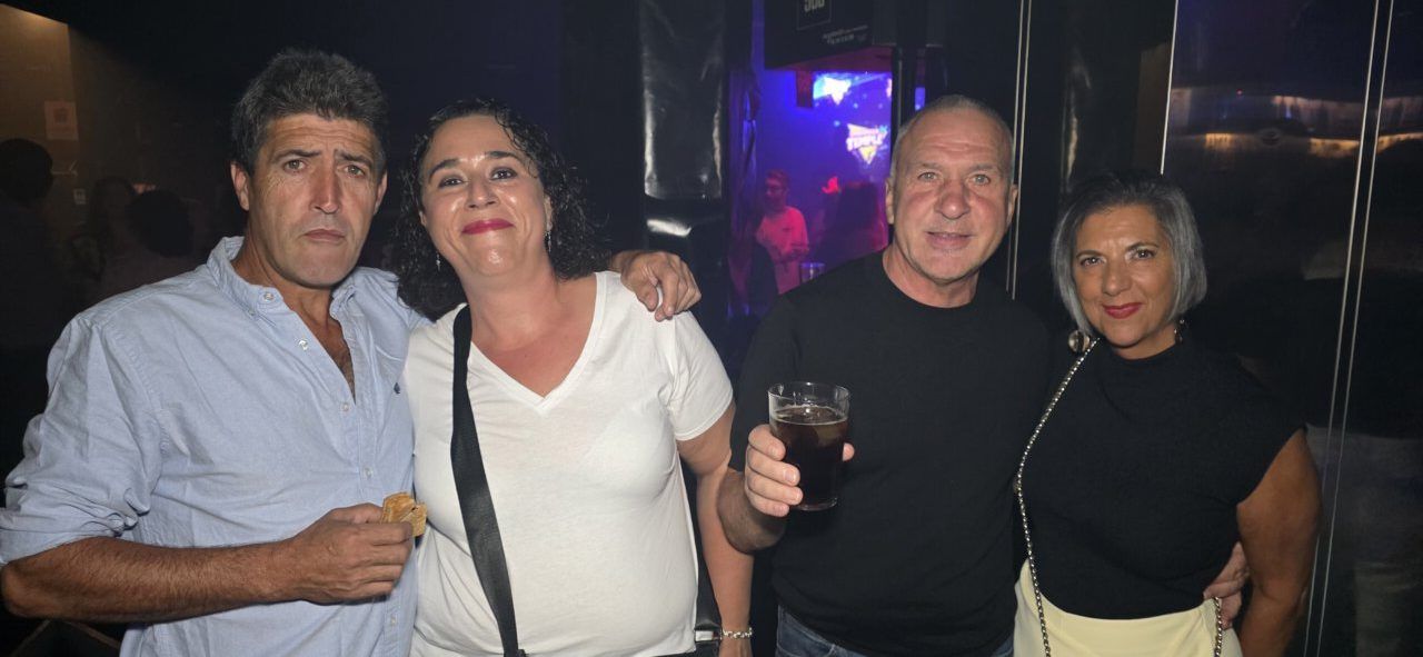 Grupo de personas disfrutando en la fiesta de los 80 y 90 en Ponferrada