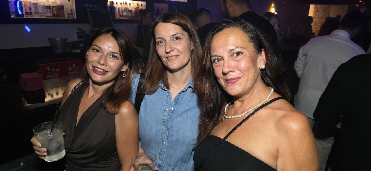 Tres mujeres sonriendo en la discoteca Temple durante la fiesta de los 80 y 90