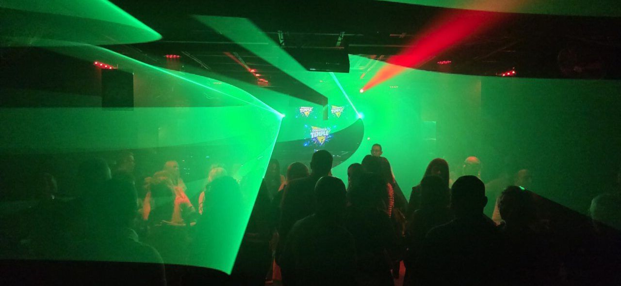 Fiesta de los 80 y 90 en la Discoteca Temple con luces de colores