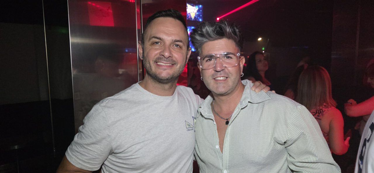 Dos hombres sonriendo en la fiesta de los 80 y 90 en Ponferrada