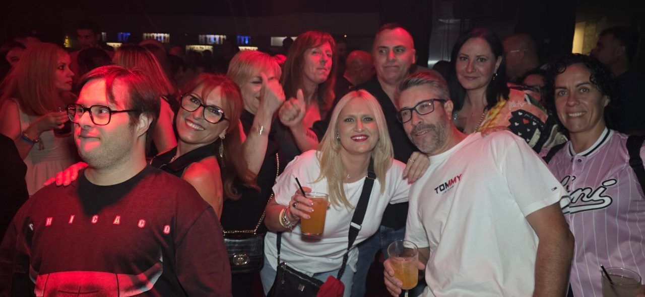 Grupo de personas disfrutando en la fiesta de los 80 y 90 en Ponferrada