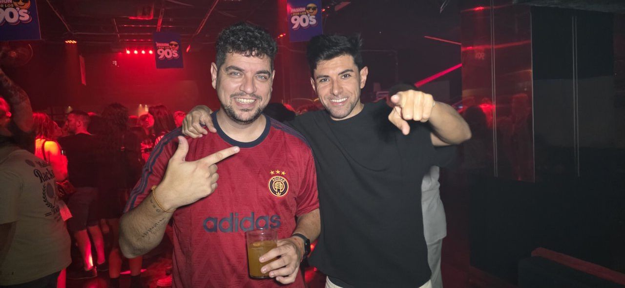 Dos hombres sonriendo en la fiesta de los 80 y 90 en Ponferrada