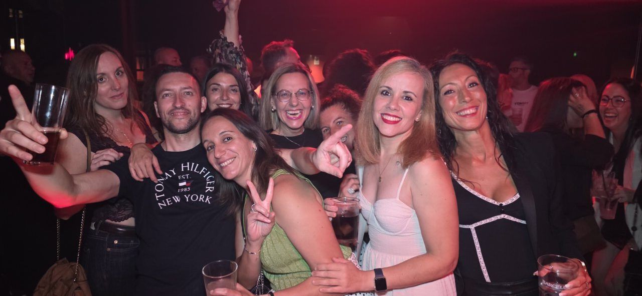 Grupo de personas disfrutando en la fiesta de los 80 y 90 en Ponferrada