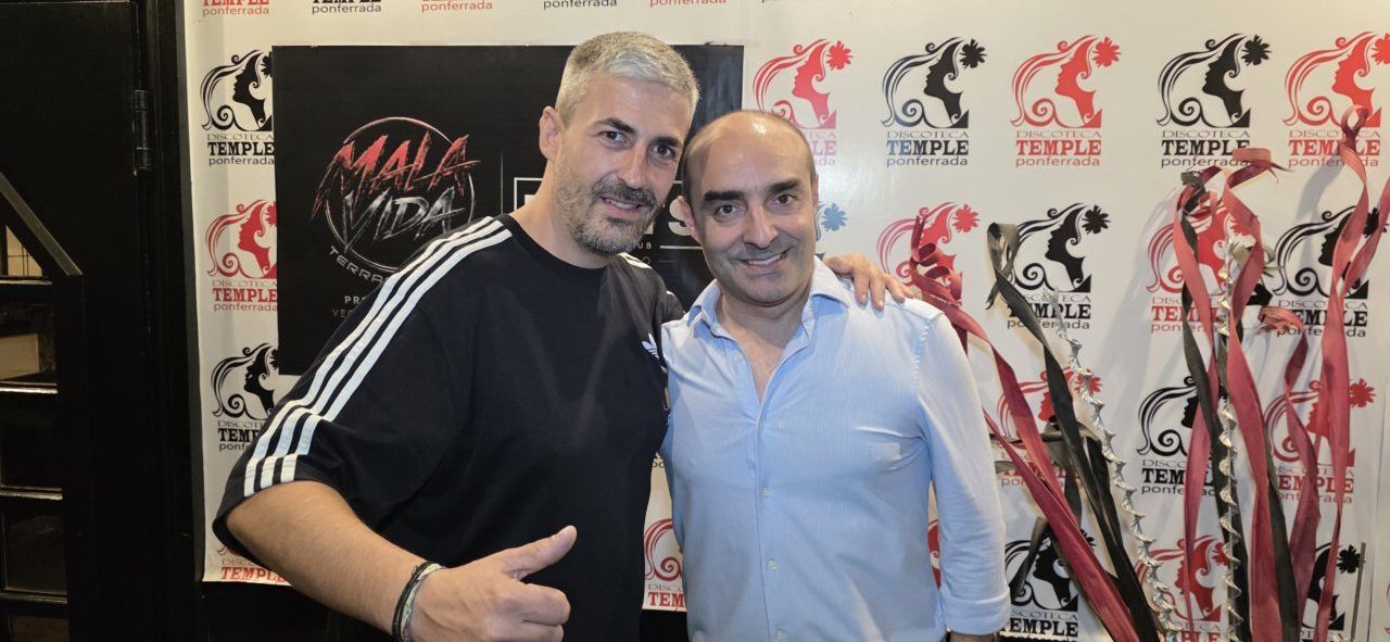 Dos hombres posando en la fiesta de los 80 y 90 en Discoteca Temple