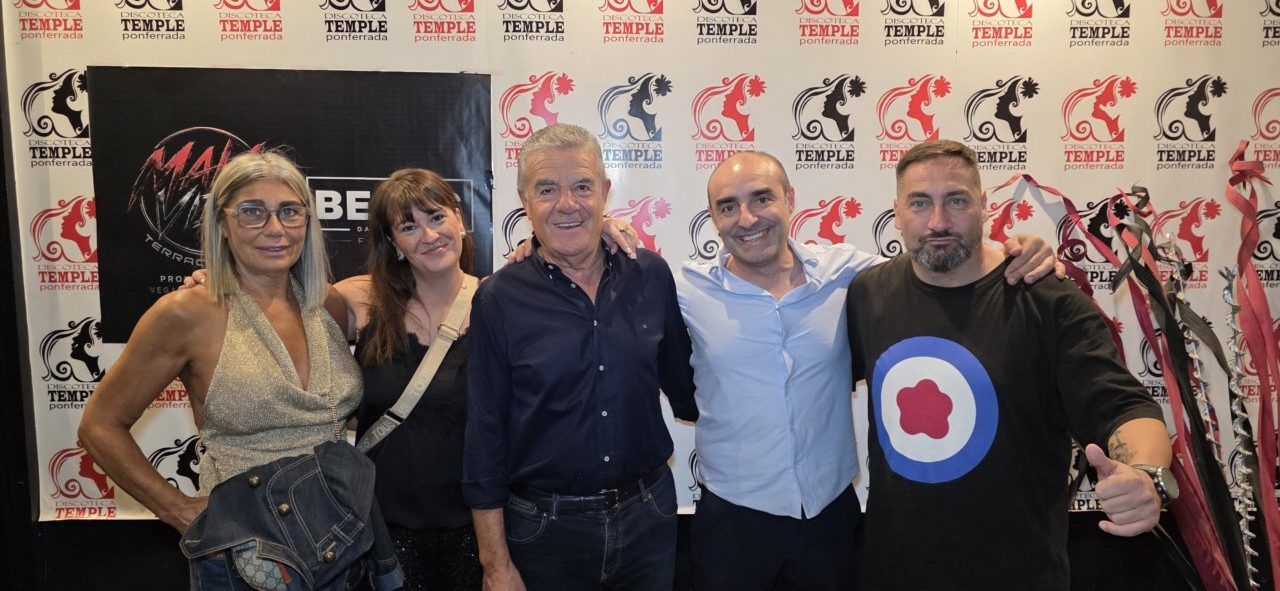 Grupo de personas en la Fiesta de los 80 y 90 en Ponferrada