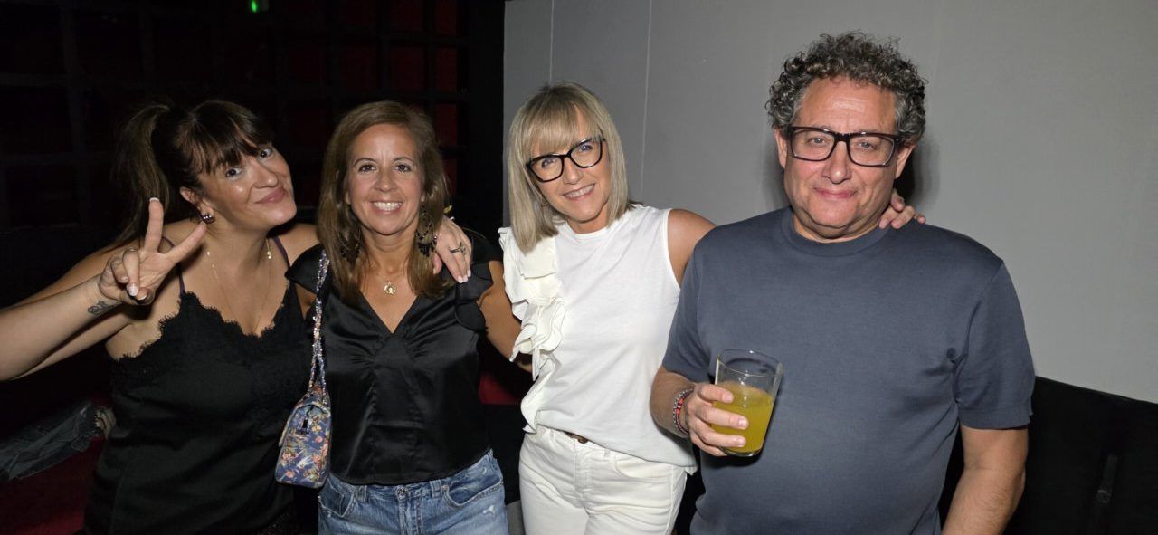 Grupo de amigos disfrutando en la fiesta de los 80 y 90 en Ponferrada