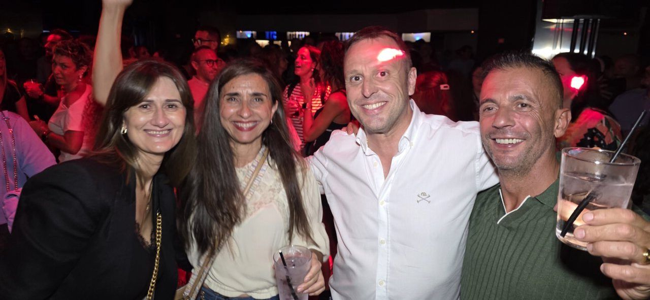 Grupo de amigos disfrutando en la fiesta de los 80 y 90 en Ponferrada