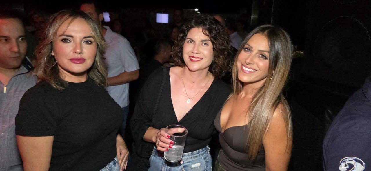 Tres mujeres disfrutando en la fiesta de los 80 y 90 en Ponferrada