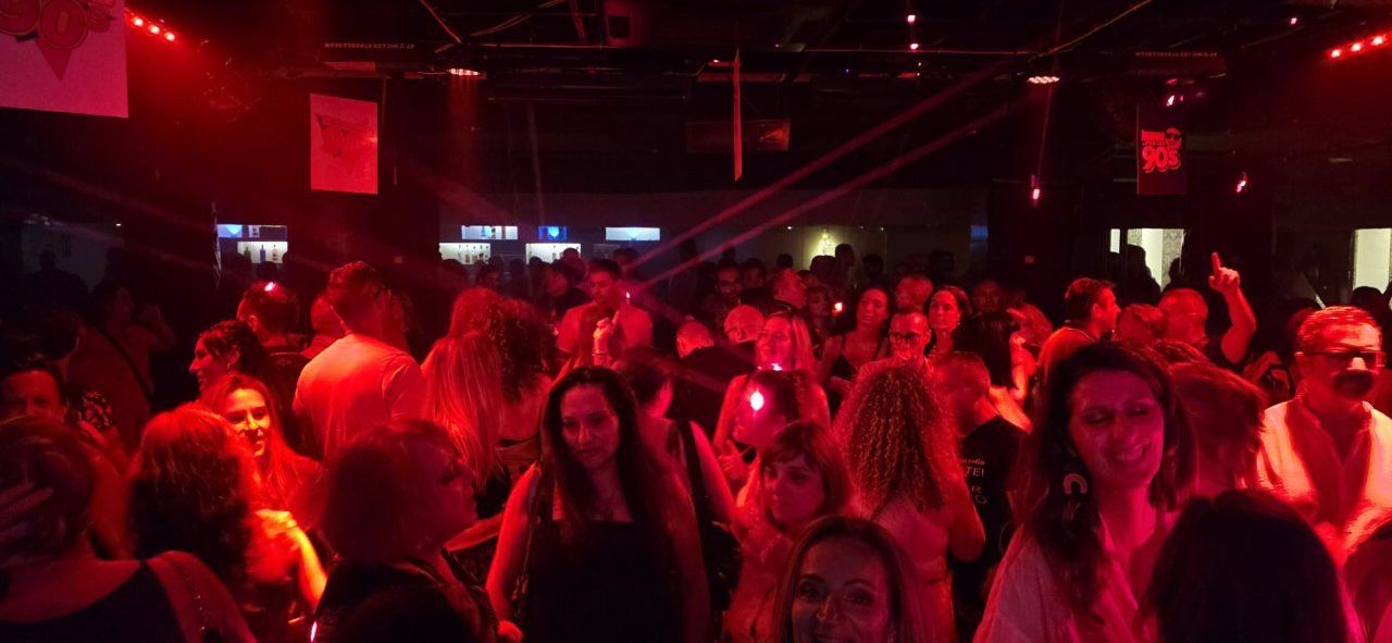 Multitud disfrutando de la fiesta de los 80 y 90 en la discoteca Temple