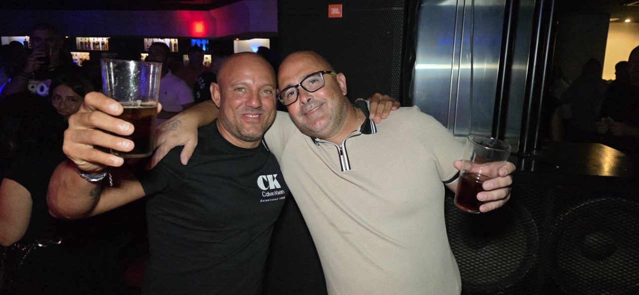 Dos hombres disfrutando de una fiesta en la discoteca Temple de Ponferrada