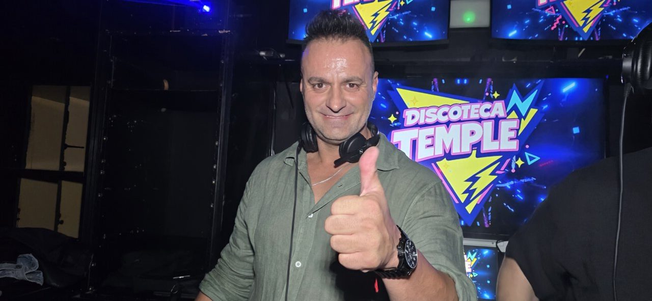 Hombre sonriendo y haciendo un gesto de pulgar arriba en la discoteca Temple