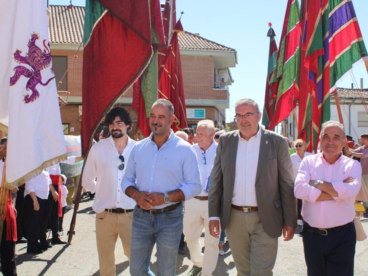 Personas caminando en el Gran Concejo con banderas en Mansilla de las Mulas