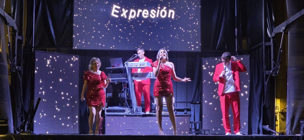 Actuación del Grupo Expresión durante la verbena en Villafranca del Bierzo