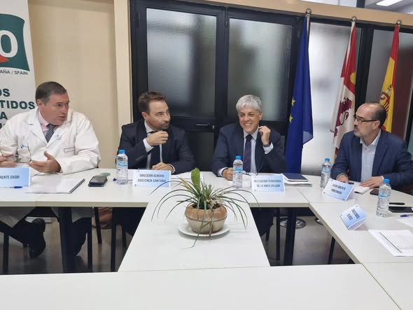 Reunión sobre la nueva unidad de radioterapia en el Hospital El Bierzo