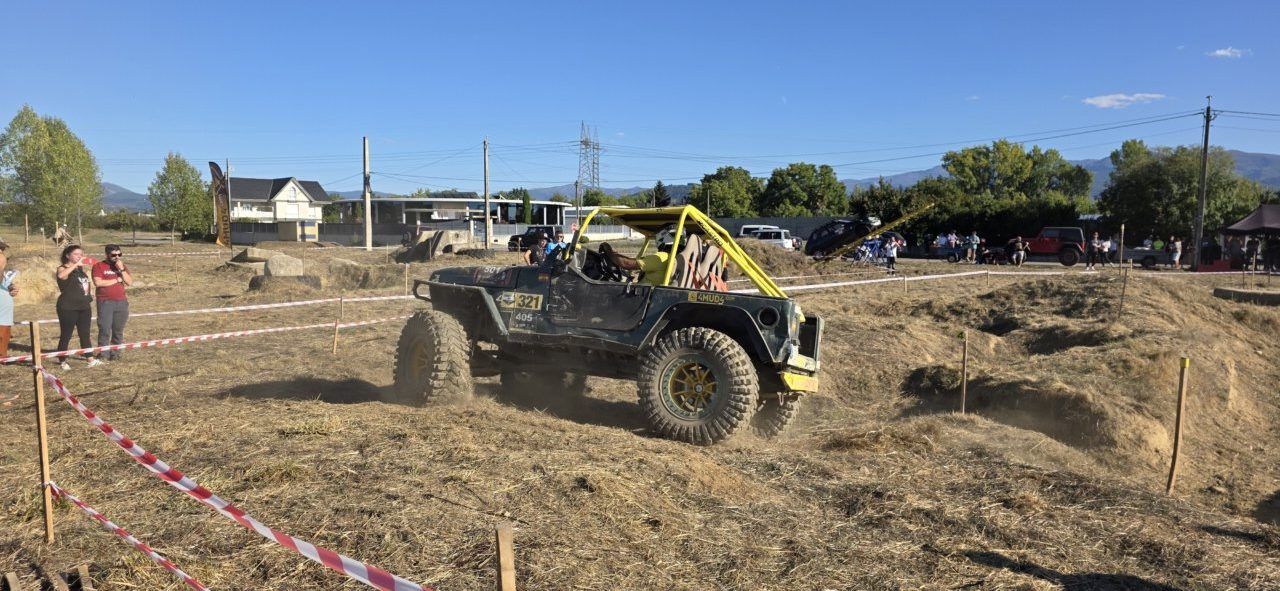 Vehículo 4x4 en competición durante el I Memorial Trial en Camponaraya