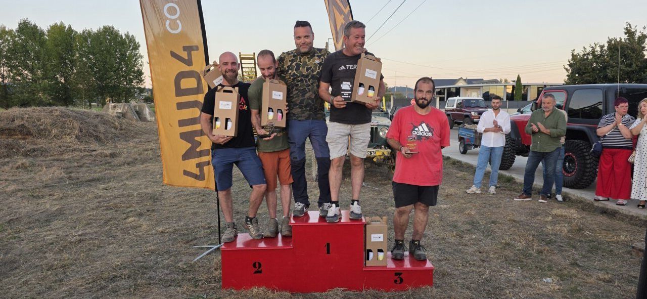 Participantes del I Memorial Trial 4x4 en Camponaraya recibiendo premios.