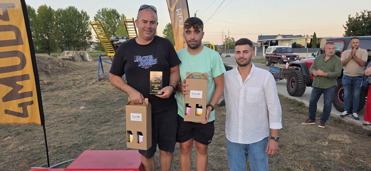 Participantes del I Memorial Trial 4x4 en Camponaraya con trofeos