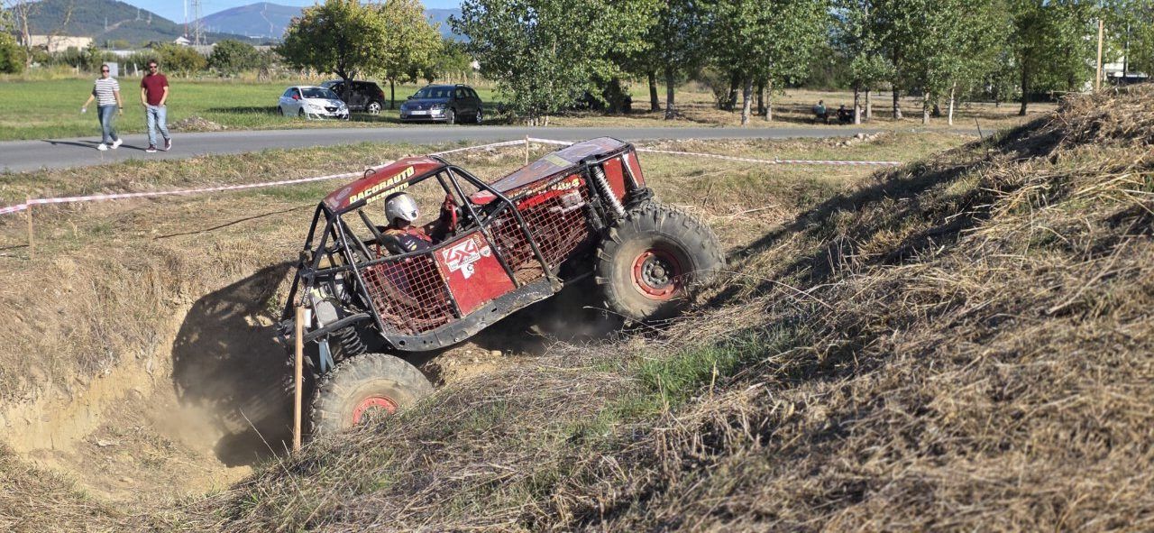 Vehículo 4x4 compitiendo en el I Memorial Trial en Camponaraya