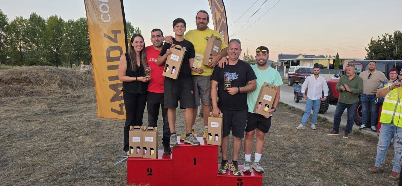 Participantes del I Memorial Trial 4x4 en Camponaraya en el podio
