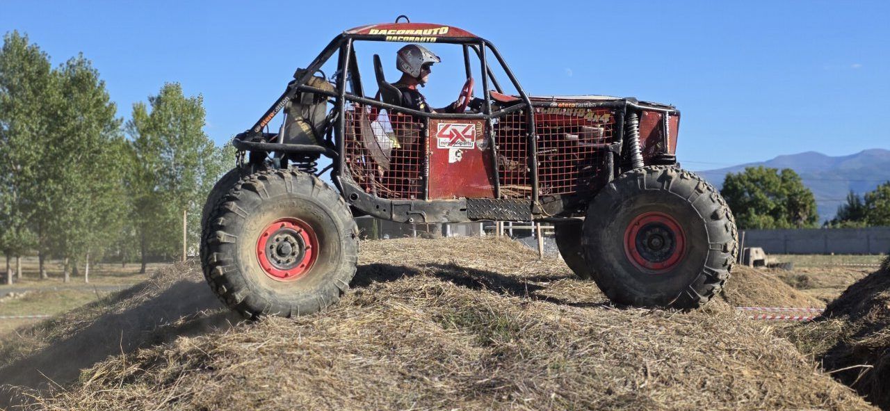 Vehículo 4x4 en competición durante el I Memorial Trial en Camponaraya