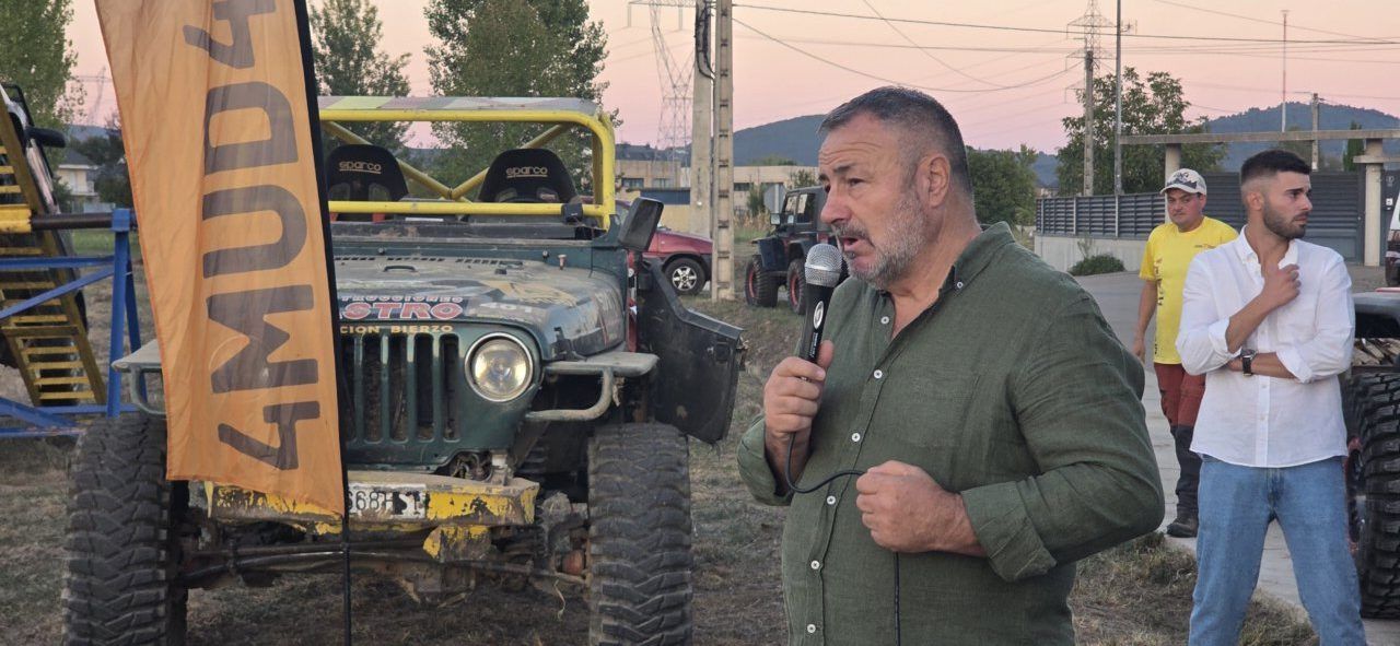 Hombre hablando en un evento del I Memorial Trial 4x4 en Camponaraya