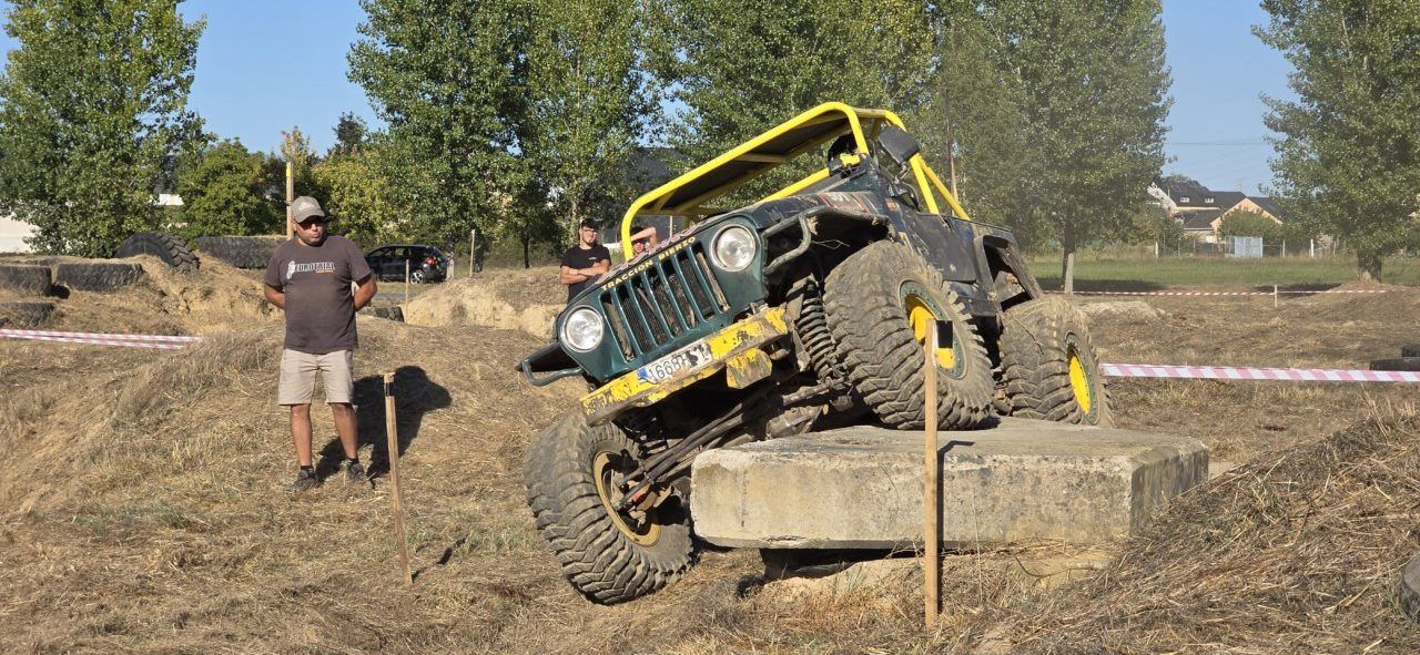 Vehículo 4x4 en competición durante el I Memorial Trial en Camponaraya