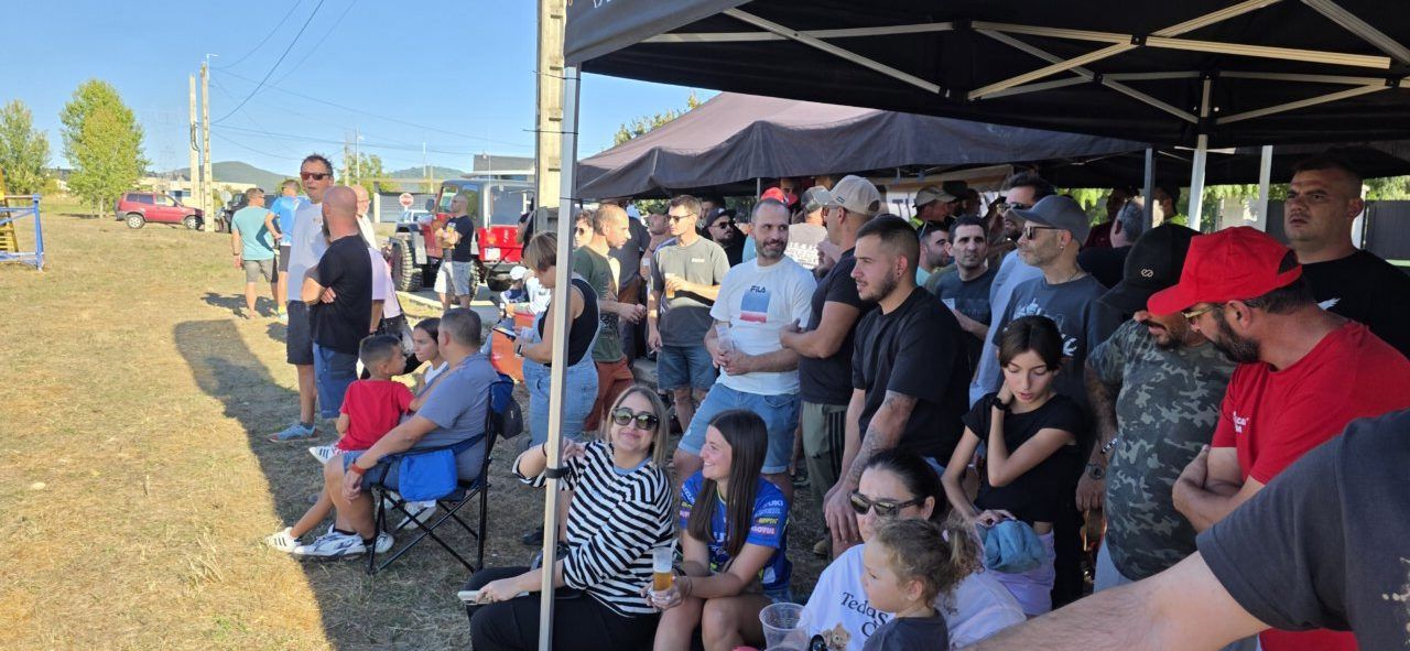 Multitud de personas reunidas en el I Memorial Trial 4x4 en Camponaraya