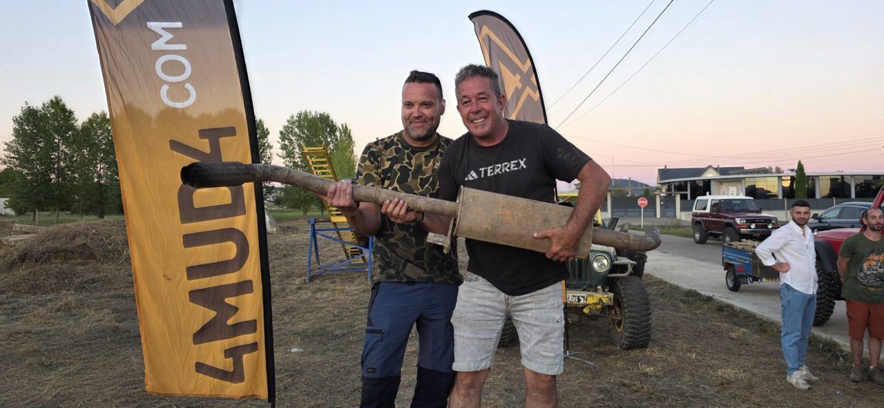 Dos hombres sosteniendo un tubo en el I Memorial Trial 4x4 en Camponaraya
