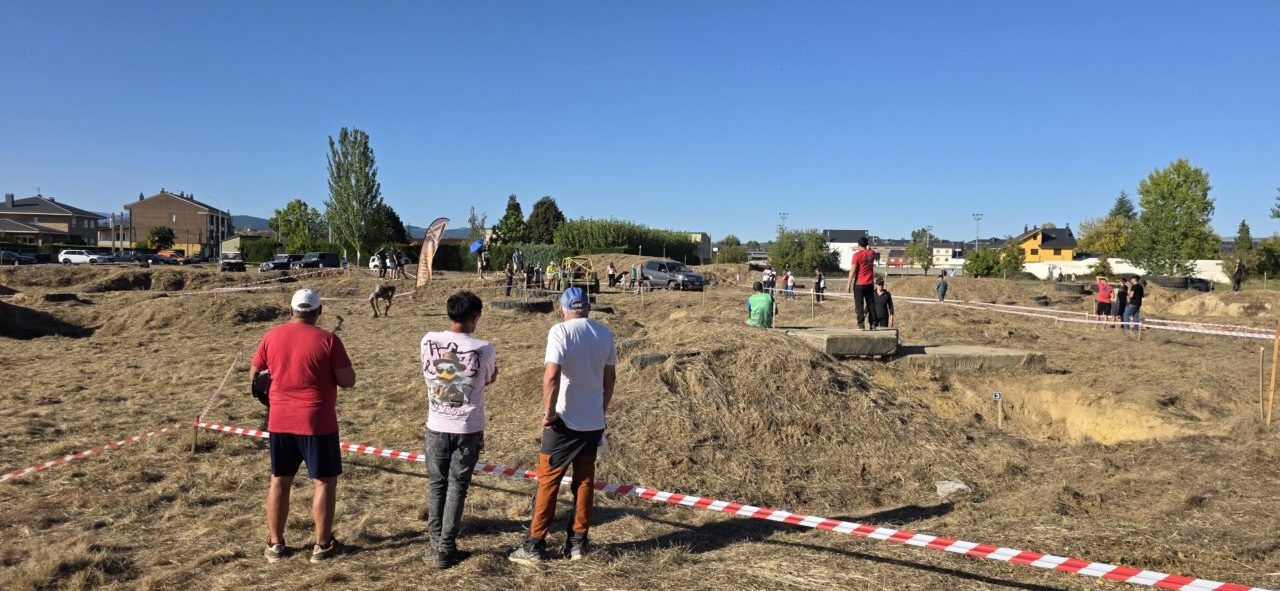 Participantes y espectadores en el I Memorial Trial 4x4 en Camponaraya