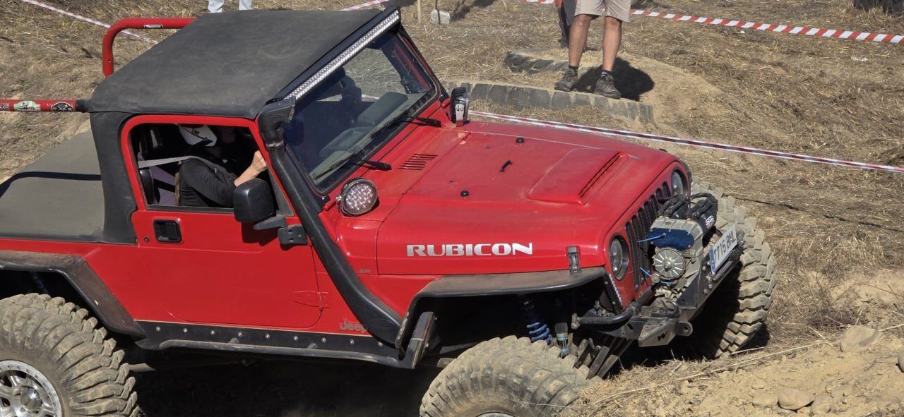 Vehículo 4x4 rojo en el I Memorial Trial en Camponaraya