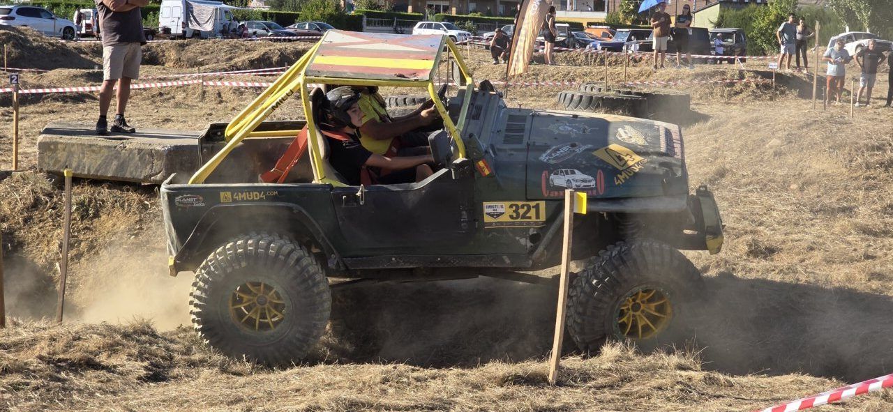 Vehículo 4x4 compitiendo en el I Memorial Trial en Camponaraya