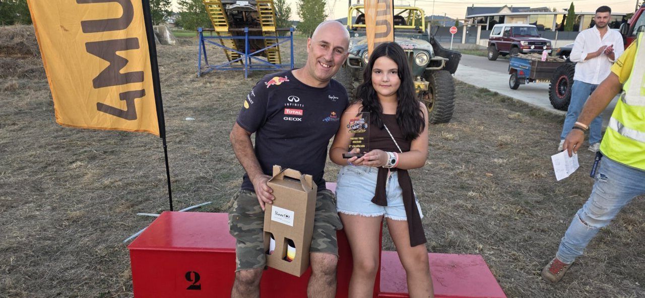 Participantes del I Memorial Trial 4x4 en Camponaraya recibiendo premios