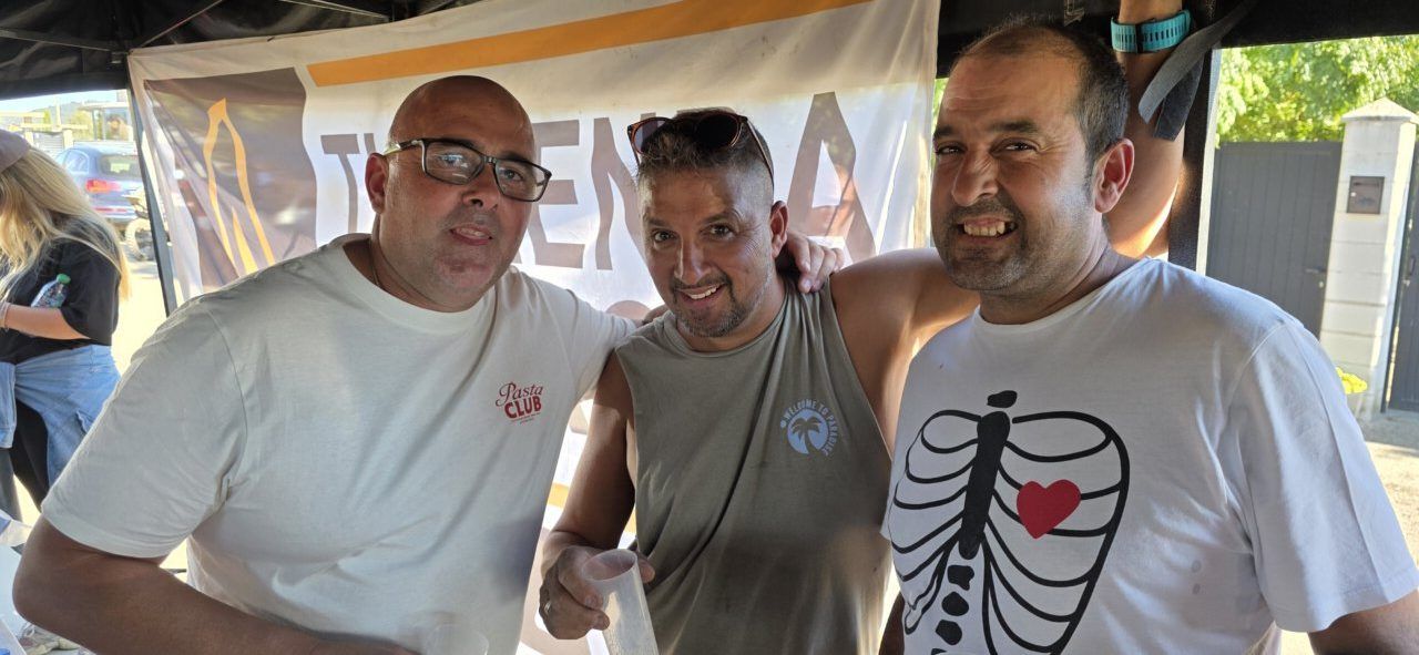 Tres hombres posando en el I Memorial Trial 4x4 en Camponaraya