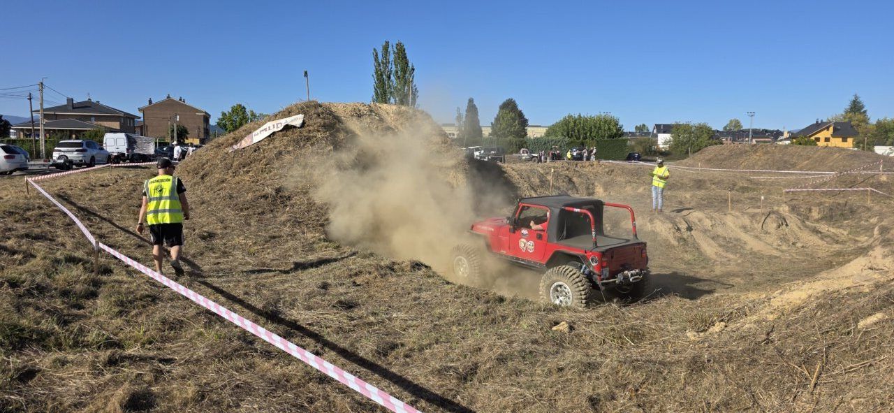 Competición de trial 4x4 en Camponaraya con vehículo en acción