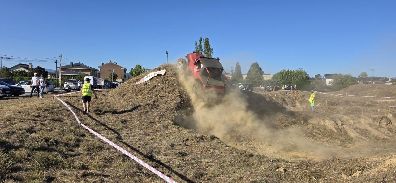 Vehículo 4x4 saltando en el I Memorial Trial en Camponaraya