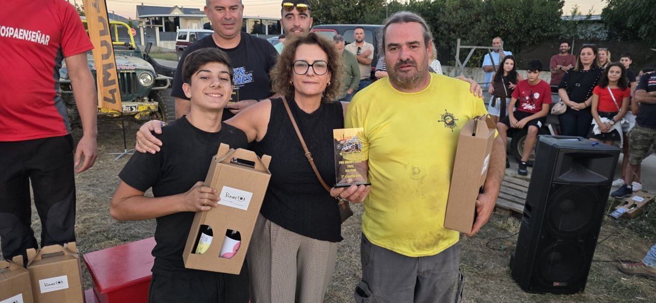 Participantes del I Memorial Trial 4x4 en Camponaraya recibiendo premios