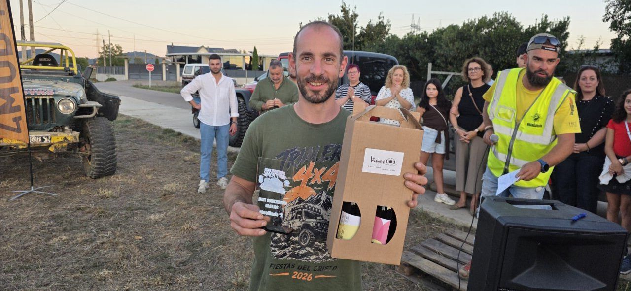 Participante sosteniendo un trofeo en el I Memorial Trial 4x4 en Camponaraya
