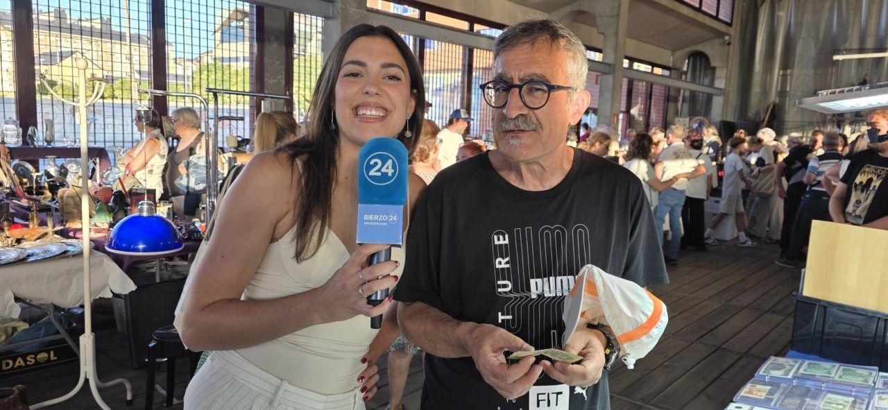 Visitantes interactuando en la II Feria de Antigüedades en Ponferrada