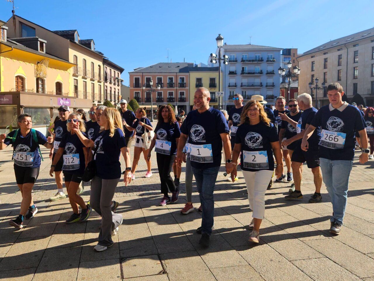 Participantes de la marcha solidaria por el Alzheimer en Ponferrada
