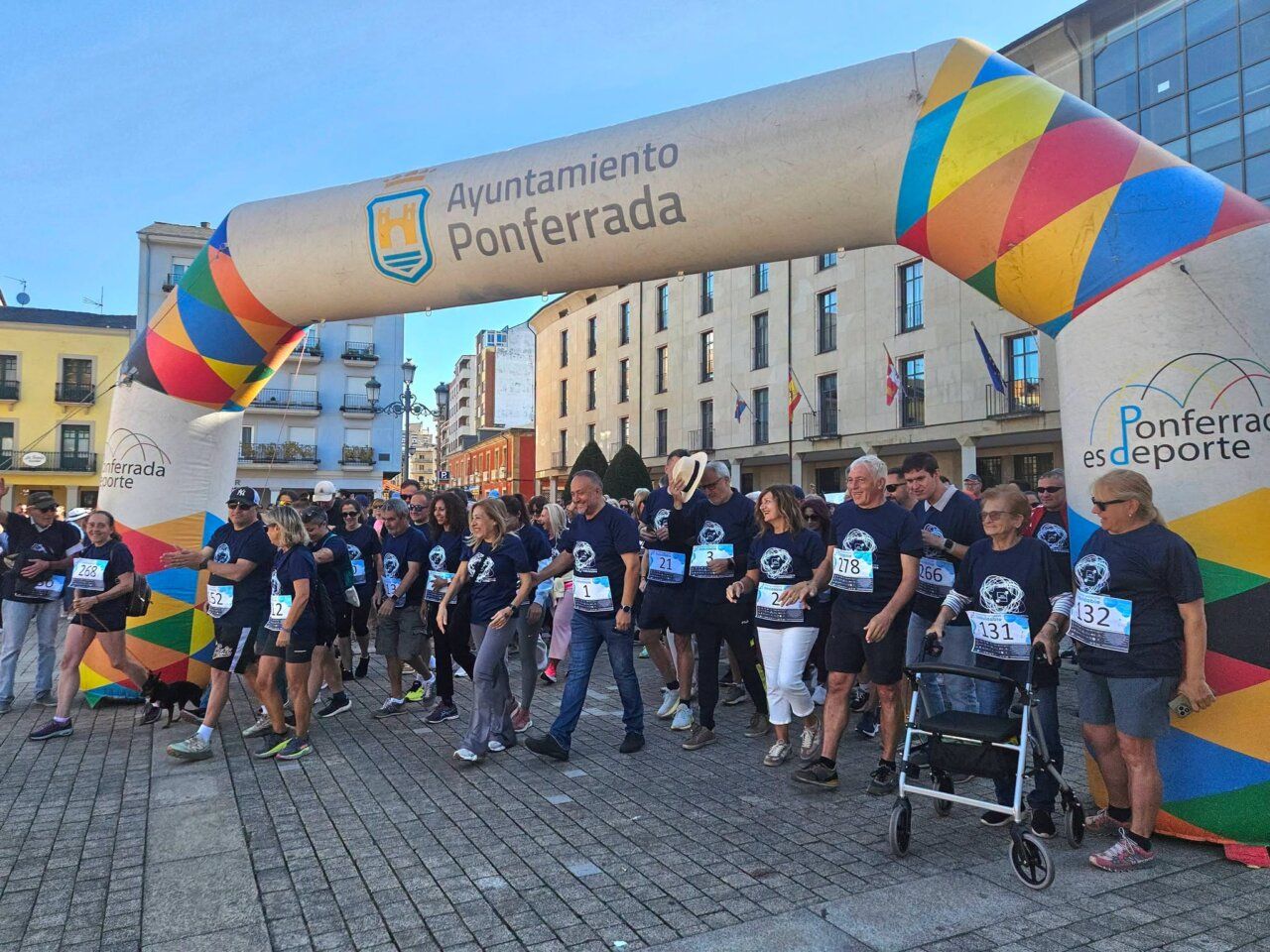 Participantes en la III Marcha Solidaria Inolvidable por el Alzheimer en Ponferrada