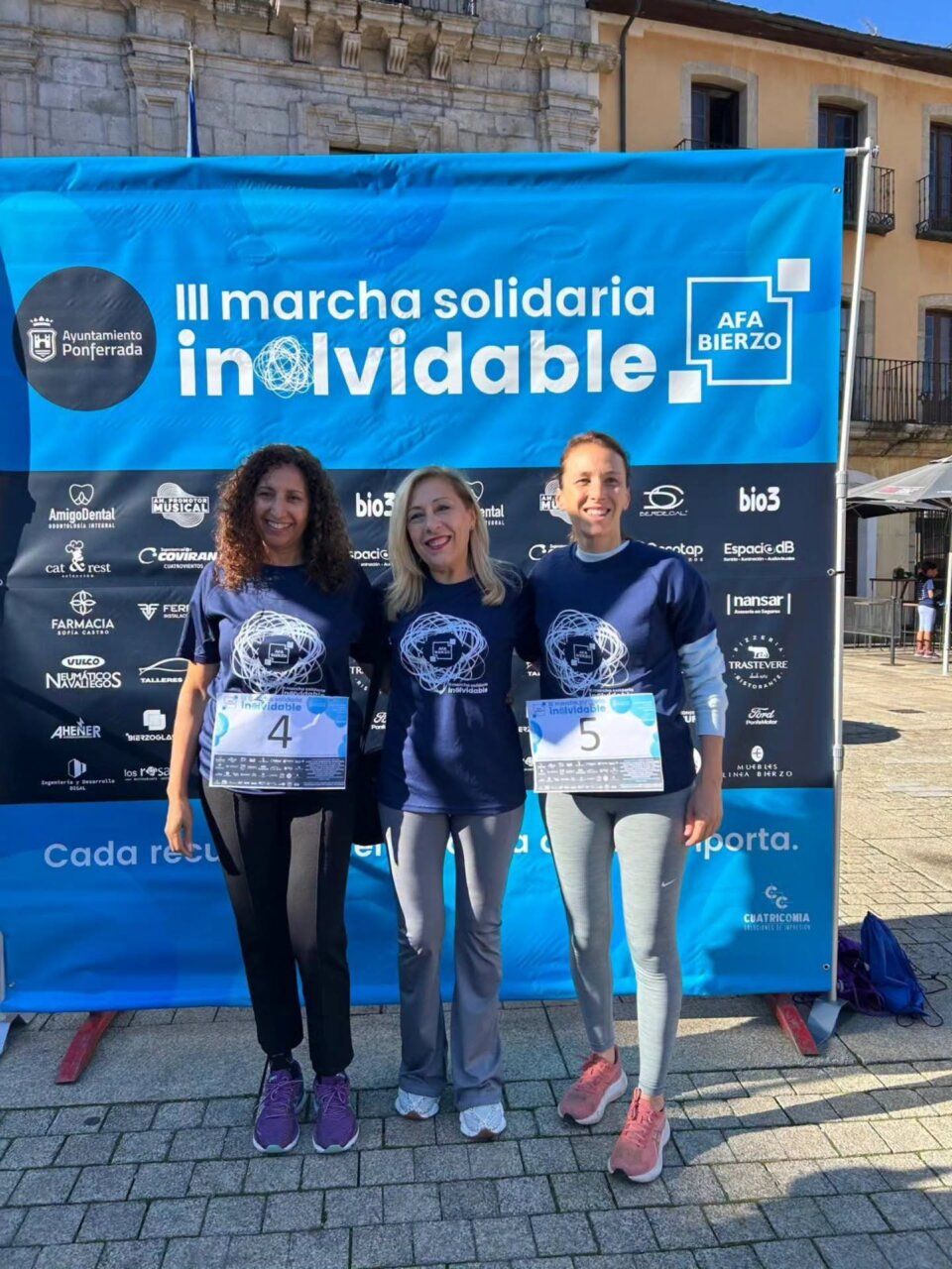 Participantes de la marcha solidaria por el Alzheimer en Ponferrada